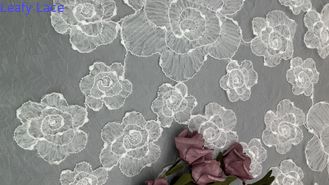 Vintage-Style Broderierte Spitze Stoff 3D Blumenweiße Tulle Spitze für Braut Hochzeitsprojekte