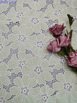 Belaubtes gesticktes Baumwollösen-Gewebe-Blumenelfenbein durch das Yard