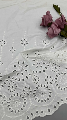 Weiß 100% Baumwolle Laser aus Blumen gestickten Baumwolle Stoff durch den Hof für Mode-Frauen Kleid