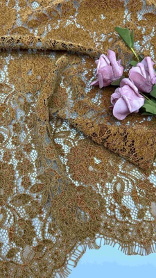 Braune Farbe Chenille Garne Blüten-Schalloped Edge Spitze Stoff durch den Hof Kleid für Frauen Kleid