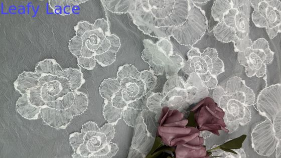Vintage-Style Broderierte Spitze Stoff 3D Blumenweiße Tulle Spitze für Braut Hochzeitsprojekte