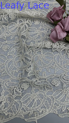 100% Polyester französische Chantilly Spitzen Stoff für Bekleidung Kleider Hohl-up weiße Farbe Hochzeitskleider