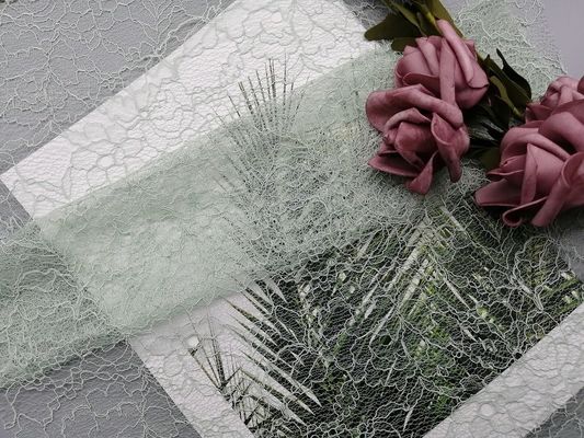 Polyester 100% geschnürtes Spitze-Gewebe fertigte Farbgesticktes Gewebe besonders an
