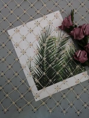 Geometrisches perlenbesetztes Stickerei-Gewebe