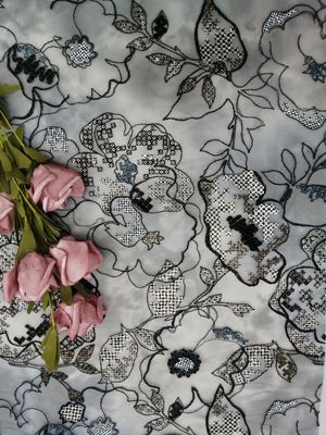 125CM stickten Blumenspitze-Paillette Gewebe für Kleiderblusen