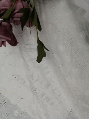 Weiche Spitze stickte Ösen-Gewebe-Baumwollstoff für Partykleid