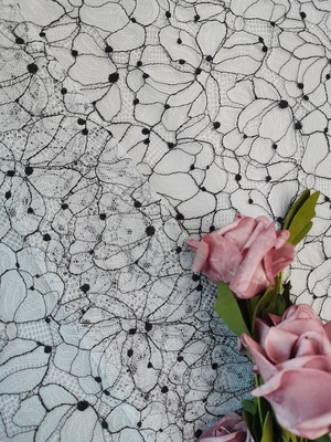 Schwarzes Garn, das zwei Breite Tone Lace Fabric Embroidereds 142cm schnürt